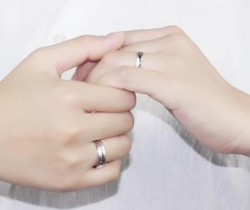 热恋戒指戴哪个手指 情侣热恋戒指戴哪个手指？