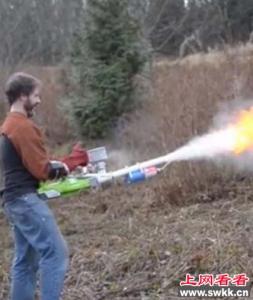 简易火焰喷射器自制 美国男子自制火焰喷射器 图