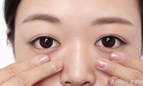 消除黑眼圈的精油配方 怎样用精油消除黑眼圈