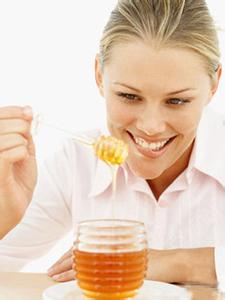 蜂蜜洗脸的正确方法 怎样用蜂蜜洗脸 用蜂蜜洗脸的方法有哪些