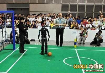新加坡图文 [图文]新加坡500多个机器人大玩“世界杯”足球比赛
