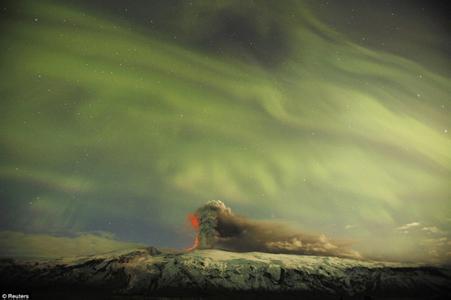 冰岛北极光 [多图]冰岛上空火山喷射物与北极光交融奇幻景观