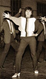 喇叭裤蛤蟆镜 [图文]八十年代流行装扮蛤蟆镜喇叭裤