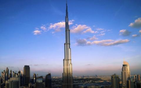 哈利法塔 世界上最高的塔名叫哈利法塔