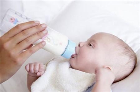 初生婴儿喝哪种奶粉好 初生婴儿喝什么奶粉