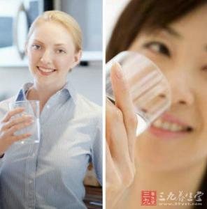 女人多喝水的好处 多喝水有什么好处 女人多喝水的6大好处