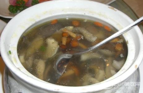 杂菌汤怎么变成奶白色 菌汤的做法。