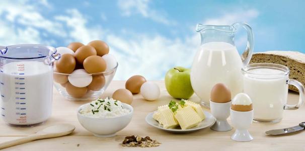 不宜与鸡蛋同吃的食物 牛奶和鸡蛋可以一起吃吗 不宜和牛奶搭配的食物