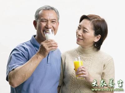 中老年人补钙吃什么 中老年人如何补钙 老人吃什么改变缺钙