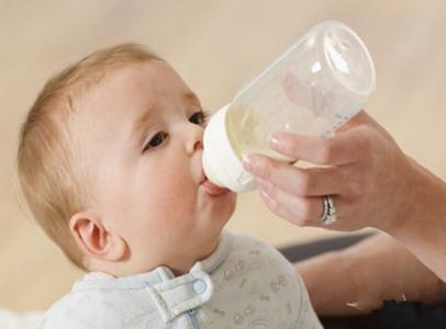 婴儿吃奶粉拉稀正常吗 宝宝吃奶粉拉肚子