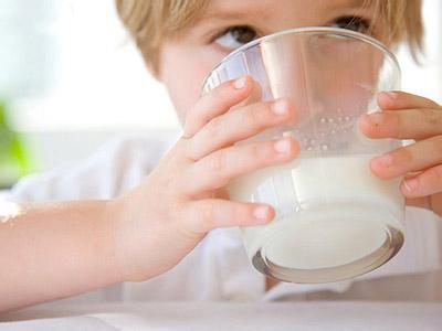 空腹喝牛奶 空腹能喝牛奶吗 16种食物绝不能空腹吃