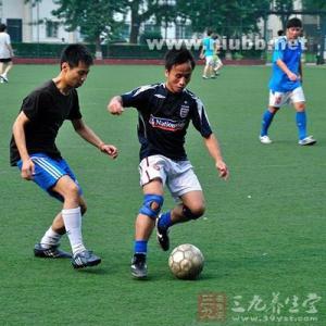 学生踢足球 益处 踢足球的好处 踢足球对身心的益处