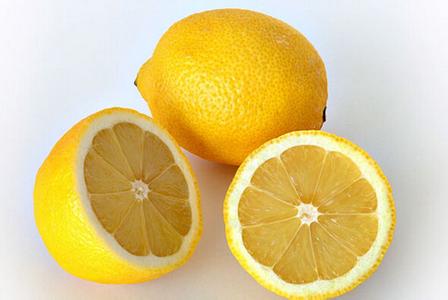 柠檬片泡水的功效 鲜柠檬片泡水的功效 鲜柠檬的好处有哪些