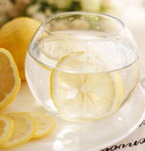 新鲜柠檬片泡水的温度 新鲜柠檬片泡水的功效