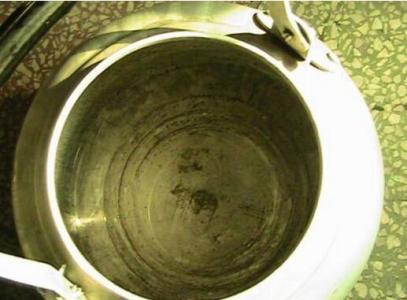 烧水壶里的水垢是什么 烧水壶里的水垢怎么去除