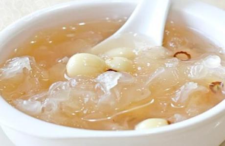 银耳莲子汤的功效 银耳莲子汤的功效和作用都有哪些