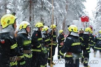 外国网友评解放军救灾 为什么每次地震救灾的都是解放军或消防兵？