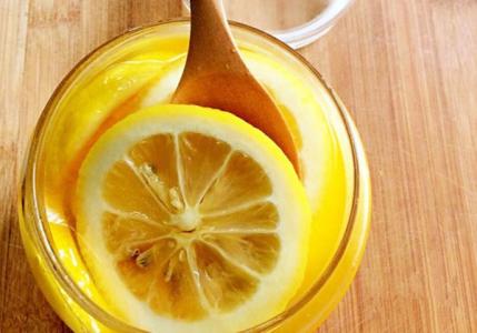 柠檬蜂蜜水的功效 柠檬蜂蜜水的功效有哪些