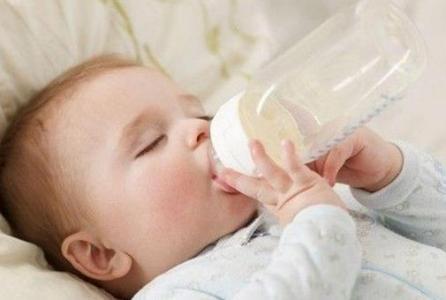 怎么给宝宝更换奶粉 如何给宝宝更换奶粉