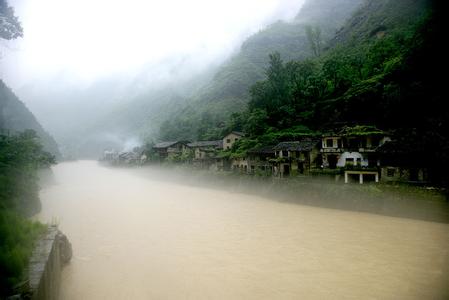 喀什河现雾凇奇观 雨中奇观