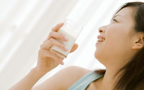 睡前喝牛奶的好处 你知道睡前喝牛奶有哪些好处吗