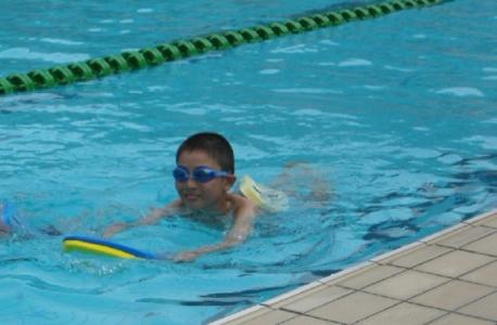 游泳初学者怎么学游泳 怎样快速学会游泳