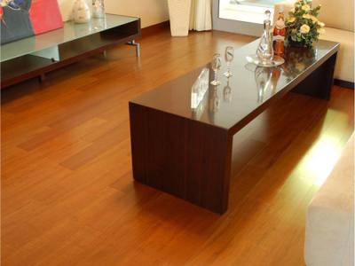 多层实木地板不耐磨 怎样判断多层实木复合地板的耐磨损性能及加工精密度