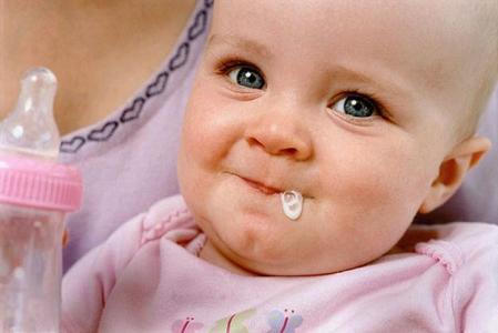 宝宝吐奶厉害的原因 宝宝为什么会经常吐奶，解密吐奶厉害的原因