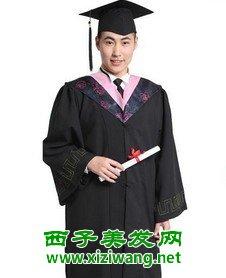 学士服里面穿什么好看 【时尚】学士服怎么穿好看