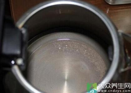 柠檬清洗水壶里的水垢 如何清除电热水壶里的水垢