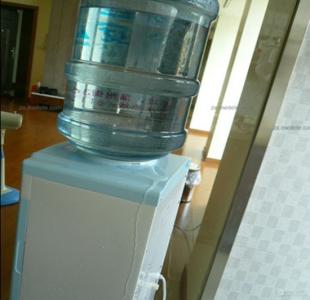 饮水机底下漏水怎么办 饮水机为什么会漏水