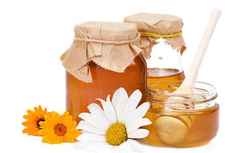 喝蜂蜜水的作用与功效 蜂蜜的功效与作用 蜂蜜水什么时候喝好