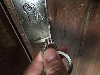 如何简单取出断钥匙 钥匙断在锁里怎么办