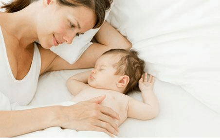 新生儿睡反觉怎么调整 宝宝睡反觉怎么办