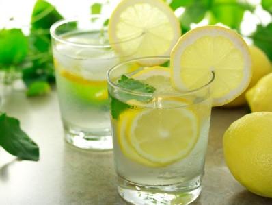 柠檬的功效与作用 柠檬片泡水喝的功效
