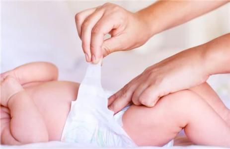 宝宝换尿布步骤图片 如何正确换尿布