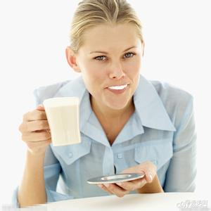 空腹喝牛奶 晚上睡觉前喝牛奶会胖吗？空腹喝牛奶及注意事项