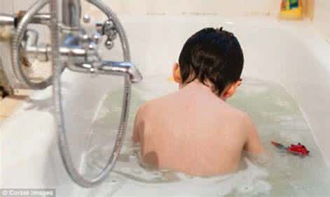 肩周炎热水澡缓解 宝宝洗热水澡可缓解自闭症