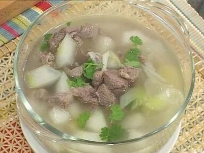 健脾暖胃应该吃什么 秋冬健脾暖胃汤芋头羊肉汤的做法