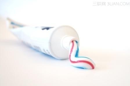 牙膏擦拭汽车大灯灯罩 巧用牙膏擦拭冰箱外壳