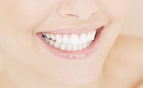 怎样使牙变白小窍门 吃什么可以让牙齿变白