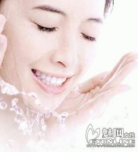 用冷水洗脸还是用温水 冬天用冷水洗脸好处多多，但油性皮肤适宜温水