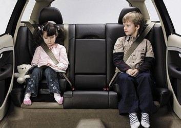 飞机坐哪个位置最安全 孩子坐在车内哪儿最安全