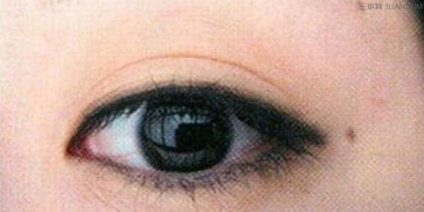 眼线怎么画眼睛显大 双眼皮眼线怎么画显眼睛大