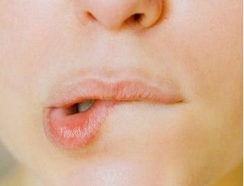 嘴唇干裂起皮 秋季嘴唇干裂起皮疼痛如何预防