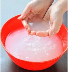 淘米水洗头后用护发素 怎样用淘米水洗头