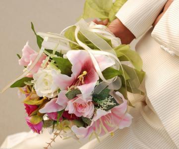 新娘手捧花的含义 新娘手捧花的含义 接到新娘抛的花球代表什么