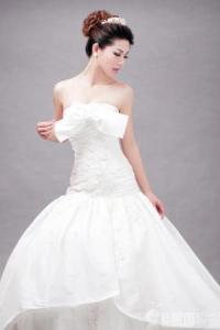 新娘敬酒礼服 2013关于国庆节婚礼上新娘该如何选择敬酒礼服 新娘礼服的五种款式（图）
