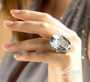 如何选购钻石戒指 如何选购订婚戒指