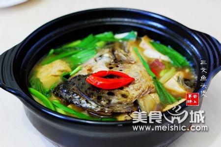 清汤三文鱼头汤的做法 三文鱼头煲的做法